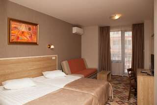 Отель Hotel Motto Стара-Загора Двухместный номер Делюкс с 1 кроватью и дополнительной кроватью (для 3 взрослых)-1