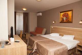 Отель Hotel Motto Стара-Загора Двухместный номер Делюкс с 1 кроватью и дополнительной кроватью (для 3 взрослых)-5